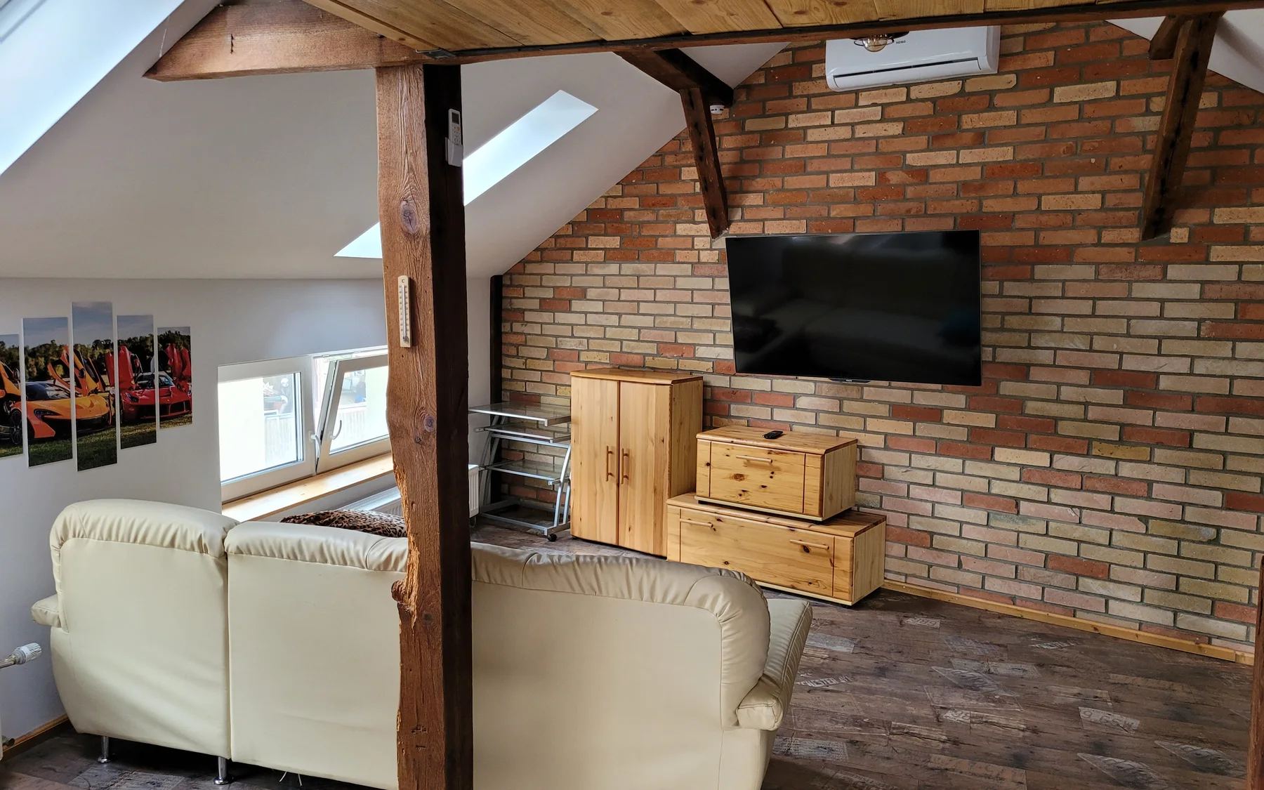 Fertig ausgebauter Dachraum mit sichtbarem Fachwerk und Wohnbereich
